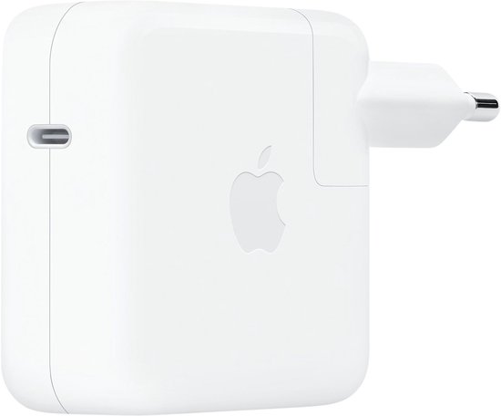 Witte Apple USB-C 61W stroomadapter met Apple logo. USB-C poort aan de zijkant.