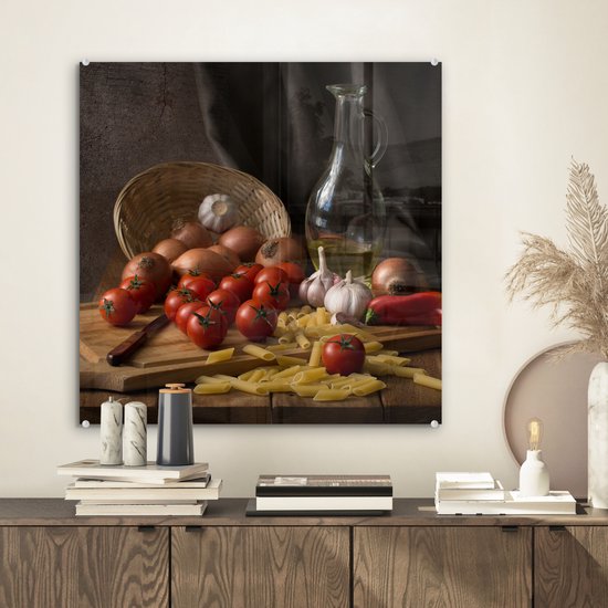 ® Glasschilderij 50x50 cm - Schilderij acrylglas - Snijplank - Groente - Stilleven - Pasta - Uit - Tomaat - Snijplank - Foto op glas - Muurdecoratie woonkamer - Wanddecoratie slaapkamer - Schilderijen