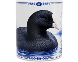 Mok met Meerkoet (Fulica atra) illustratie - Gekleurde watervogel in Delfts blauwe vijver met waterplanten - Prachtige aquarel koffiemok voor vogelliefhebber en natuurfan - Hollands natuurcadeau
