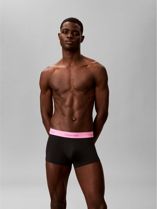Man met Calvin Klein boxershort met roze logo band.