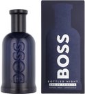 Donkerblauwe Hugo Boss Bottled Night eau de toilette fles van 200ml met opdruk 'BOSS' en bijpassende doos.