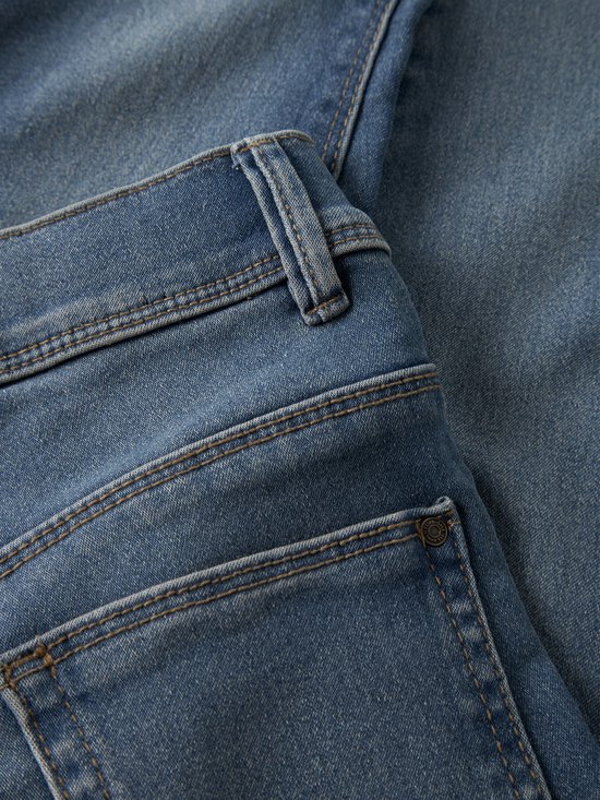 Achterkant van een blauwe skinny spijkerbroek.