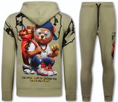 Set van beige hoodie met op de rug een beer met geldbuidel en een beige joggingbroek met op het been een cartoonbeer.