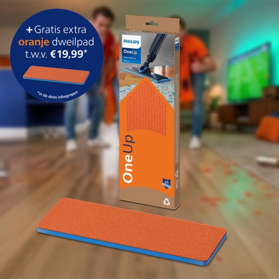 Philips OneUp elektrische dweil met oranje dweildoek en verpakking, twee mannen op achtergrond.