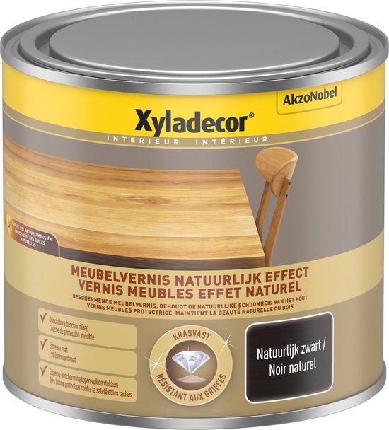 Vernis à meubles Xyladecor aux huiles naturelles, effet "Noir naturel". Couche protectrice sur une table en bois.