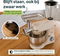 Crème keukenmixer met blender en vleesmolen, getoond met anti-slip zuignappen.