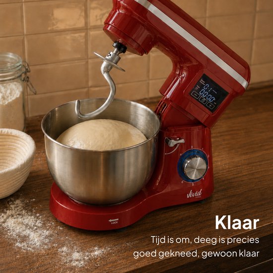 Rode keukenmixer met deeghaak die deeg kneedt in een roestvrijstalen kom. Deeg ziet er goed gekneed uit.