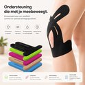 Close-up van een knie met zwarte kinesiotape, met een stapel gekleurde tape-rollen.