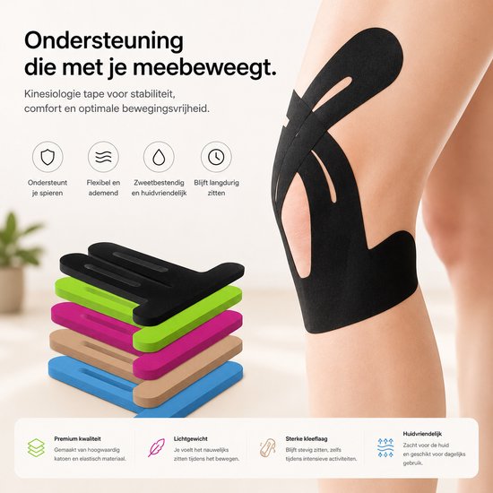 Close-up van een knie met zwarte kinesiotape, met een stapel gekleurde tape-rollen.