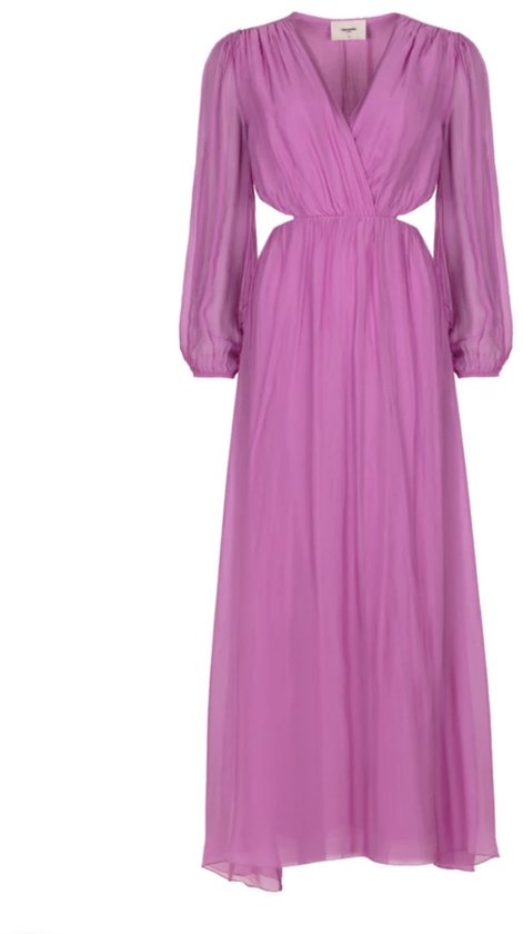 Robe violette à col en V drapé, découpes latérales et manches longues bouffantes.