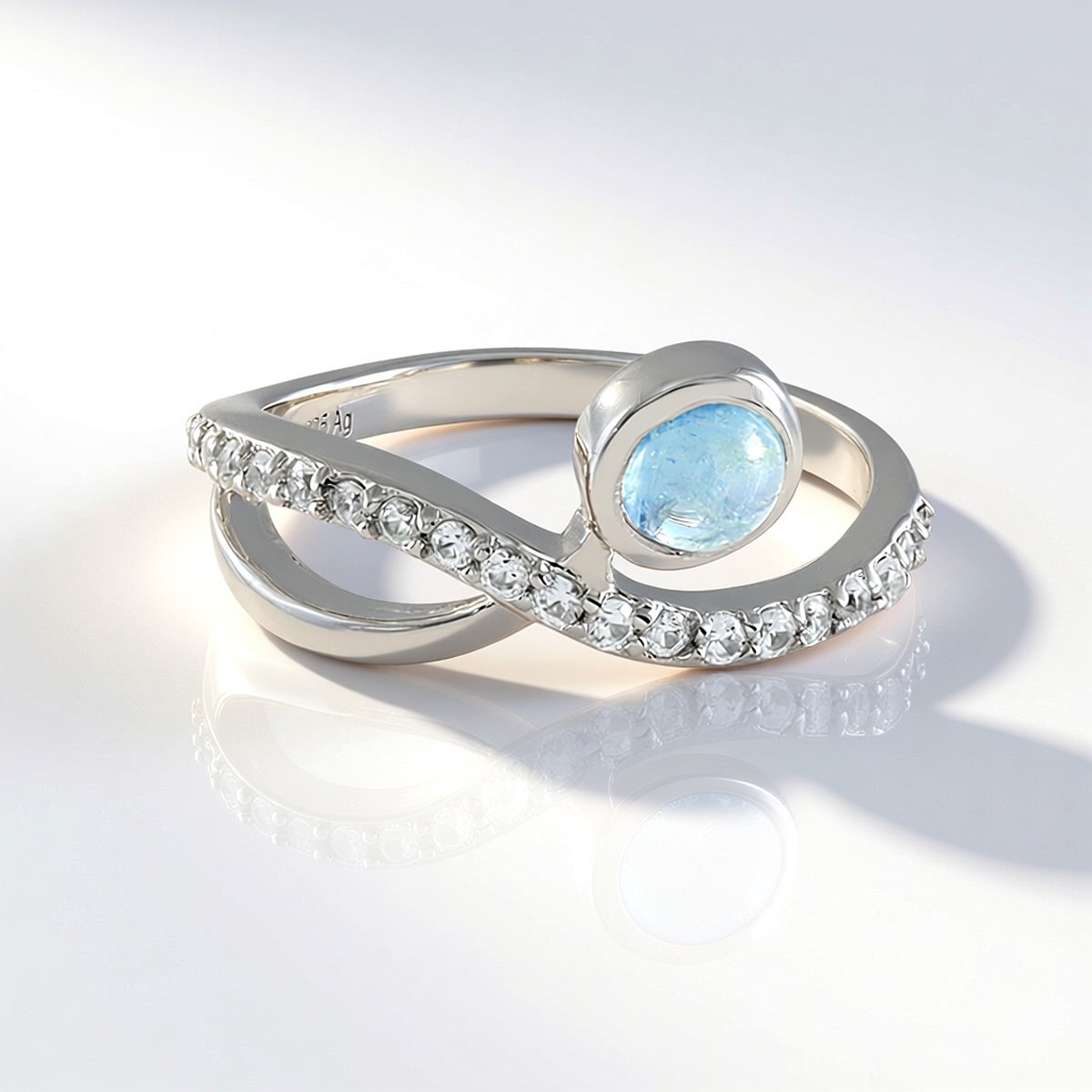 Cavill - Zilveren ring met Nigeriaanse Ofiki Aquamarijn 0,54 ct en 20 pavé zirkonen 0,39 ct - modern gebogen design - elegante damesring