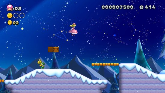 Prinses Peach in roze jurk zweeft en trapt naar een Koopa Troopa onder een sterrenhemel.