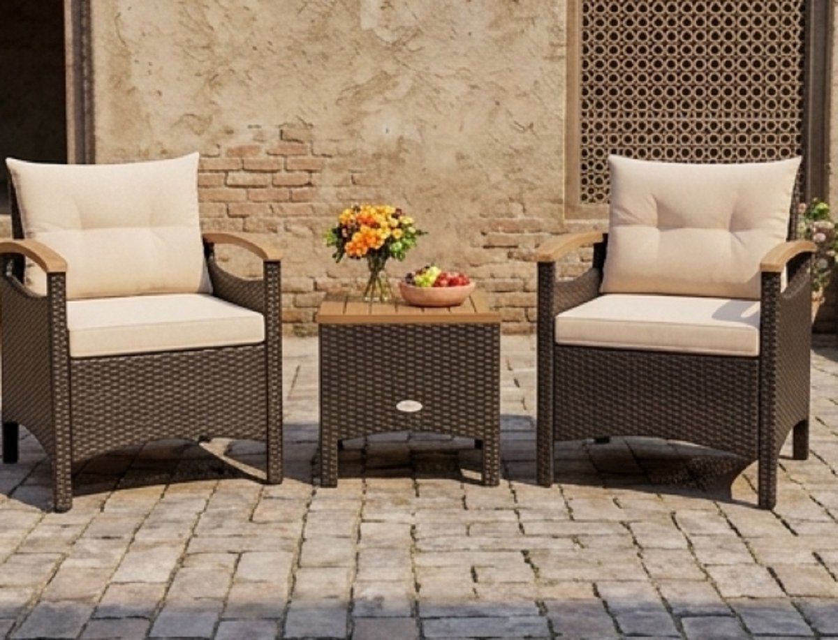 Toscana Luxe 3-Delige Rotan Tuinmeubelset – 2 Persoons Balkonset met Stoelen en Acaciahouten Bijzettafel – Weerbestendige Outdoor Loungeset met Kussens – Bruine Polyrotan Tuinset voor Balkon, Terras en Tuin IndustroHome