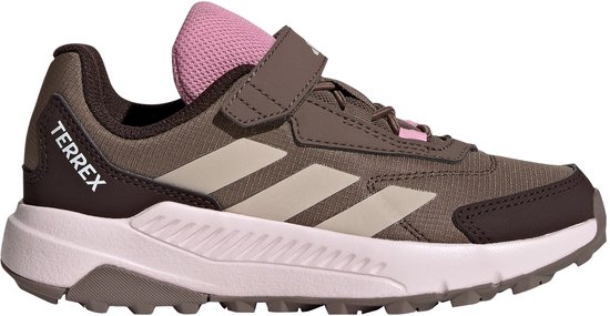 Bruine Terrex sportschoen met roze accenten, beige strepen en klittenbandsluiting.