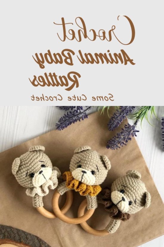 Trois hochets ours en peluche au crochet avec des anneaux en bois, en beige et marron.