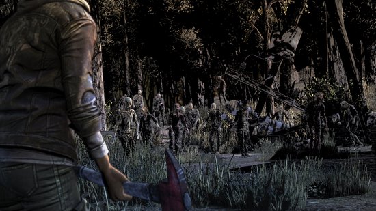 Personage in een bruin jasje houdt een bijl vast tegenover een groep zombies in het bos.