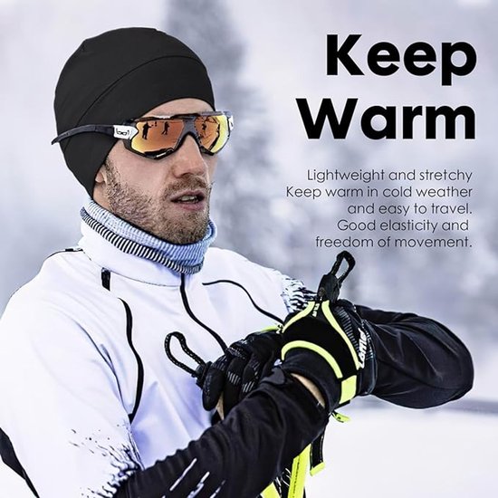 Man met skibril, draagt een zwarte beanie en skikleding. Tekst: "Keep Warm".