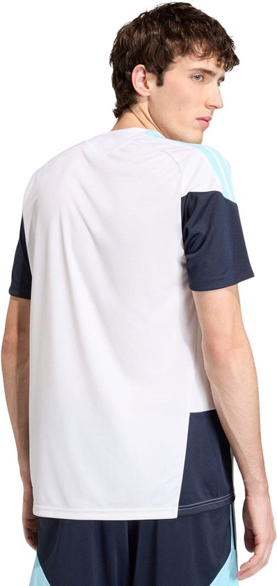 Heren shirt met witte voorkant, donkerblauwe mouwen en lichtblauwe accenten.
