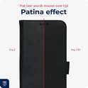 Vergelijking van zwarte telefoonhoes op dag 1 en dag 100. Tekst: 'Het leer wordt mooier over tijd. Patina effect.'