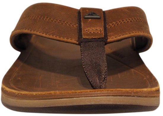 Vooraanzicht van een bruine leren Reef teenslipper.