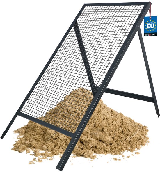 Grijze metalen zeef met A-frame staat schuin boven een hoop zand.