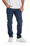 Man met de hand in de zak van een donkerblauwe regular/straight fit jeans.