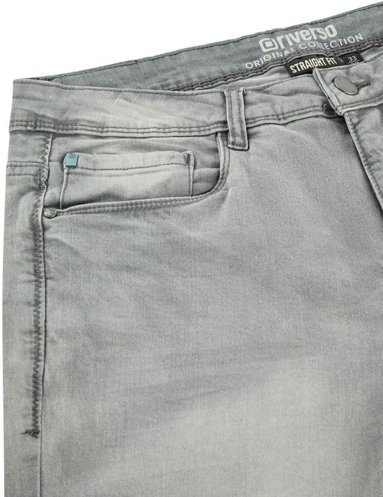 Grijze spijkerbroek, close-up van de tailleband met merk en pasvorm 'straight fit'.