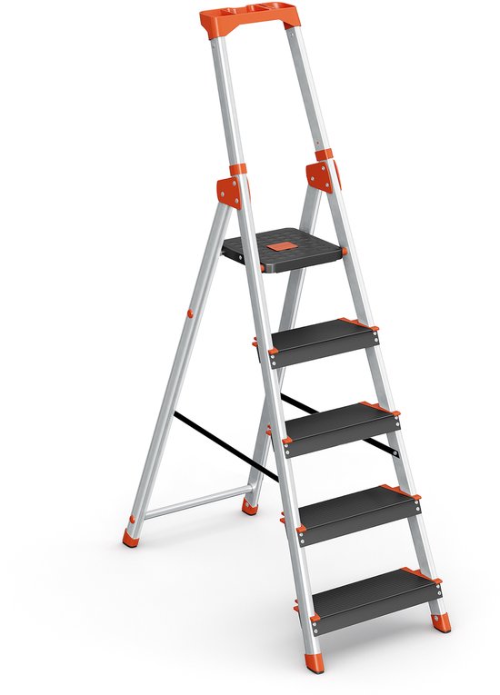 Een zilverkleurige, opvouwbare huishoudtrap met 5 treden, oranje accenten en een rechte leuning, staand op een witte achtergrond.
