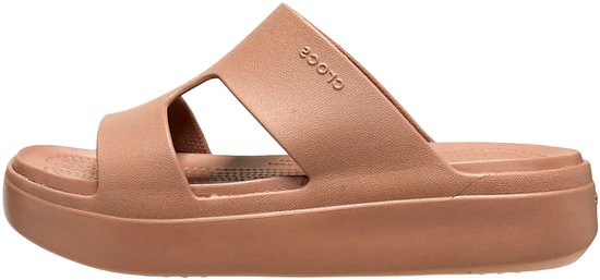 Zijaanzicht van een roze Crocs slipper met plateauzool en Crocs logo.
