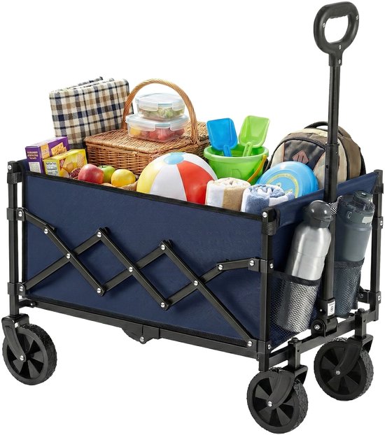 Gevulde donkerblauwe bolderkar met picknickspullen, strandbal en tas, op een witte achtergrond.
