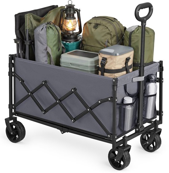 Een grijze bolderkar is gevuld met kampeerspullen zoals tassen, een koelbox, stoelen en een lantaarn. De kar staat op een witte achtergrond.