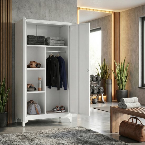 Witte metalen archiefkast in een fitnessruimte met handdoeken, sportkleding en sportuitrusting.