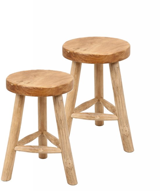 Twee naturel houten krukjes met ronde zitvlakken en drie poten. De ene is kleiner dan de andere.
