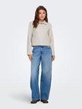 Model draagt een lichtgrijze korte jas van ONLY met jeans.
