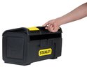 Zwarte Stanley gereedschapskoffer met gele accenten, handvat en een openklapbare deksel.
