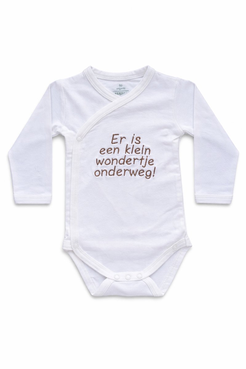 Omslag Romper Baby – Er is een klein wondertje onderweg – Geborduurd – Newborn Cadeau – Unisex / Romper zwangerschapsaankondiging – Unisex babykleding - omslagromper - 100% katoen - baby aankondiging - originele zwangerschaps reveal