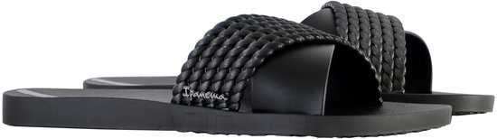 Zij aanzicht van twee zwarte Ipanema slippers met gevlochten banden.