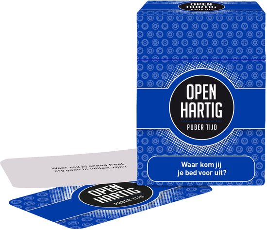 Een blauw kaartspel met cirkelpatroon. De tekst 'Open Hartig Puber Tijd' en 'Waar kom jij je bed voor uit?' staan erop.
