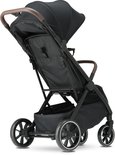 Zwarte Deryan buggy met capuchon en bruine handvatten, van onder naar boven gezien met mand.