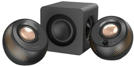 Zwarte Creative Pebble X Plus 2.1 luidsprekers met ronde satellieten en een kubusvormige subwoofer.