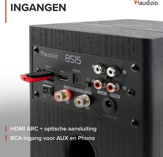 Achterkant van een zwarte boekenplank speaker met diverse aansluitingen zoals USB/PC, ARC, OPTICAL, AUX, PHONO.