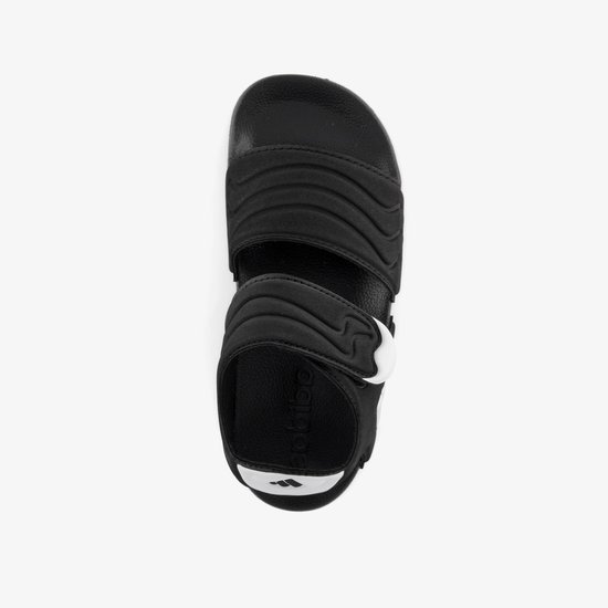 Bovenaanzicht van zwarte Adidas Adilette sandalen voor kinderen met geribbelde banden.