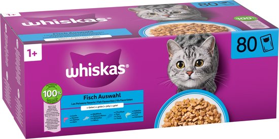 Whiskas Vis Auswahl voer in gelei met 80 zakjes van 85g. Een grijze kat kijkt naar een bord vol voer.