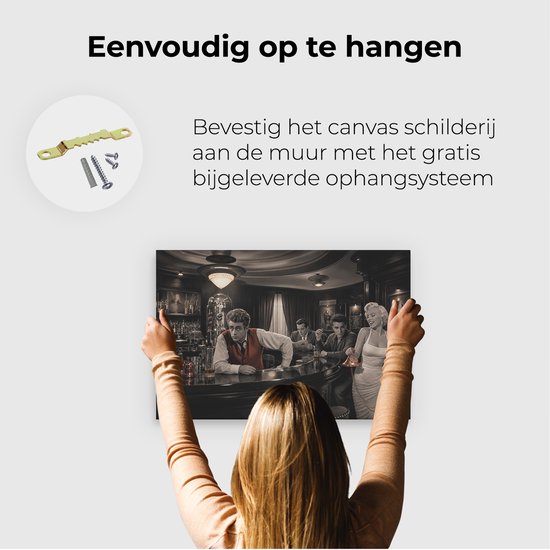Vrouw hangt zwart-wit schilderij op van Marilyn Monroe, Elvis Presley en Humphrey Bogart in een café.