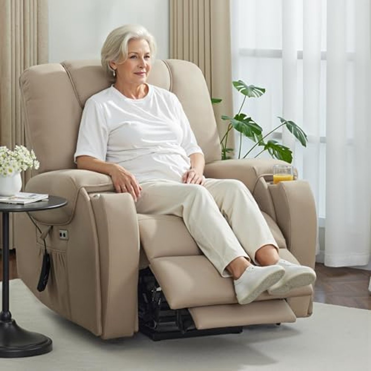 MCombo Elektrische Relaxfauteuil met Sta-op Hulp - Massage & Verwarming - 145° Ligfunctie - Verborgen Bekerhouders - Beigebruin Microvezel