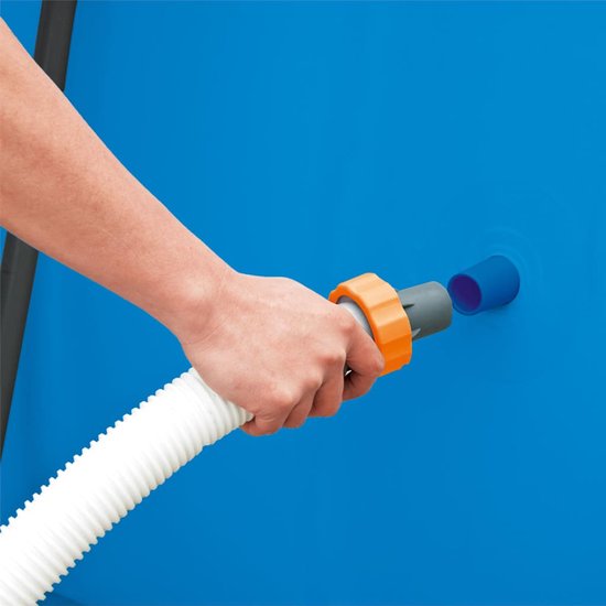 Hand sluit witte slang met oranje connector aan op blauw zwembad.