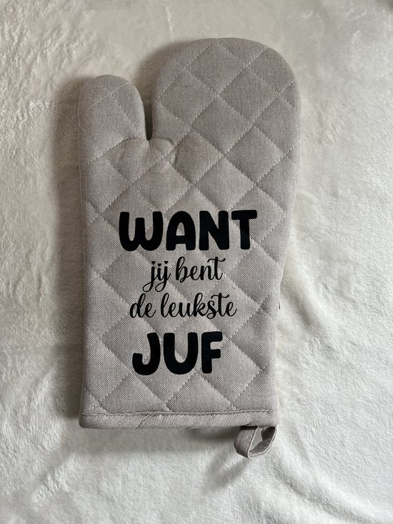 Lichtgrijze ovenwant met diamantstiksel. Zwarte tekst: 'WANT jij bent de leukste JUF'.