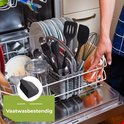 Un panier contenant divers ustensiles de cuisine en silicone noir est placé dans un lave-vaisselle.