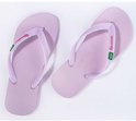 Lichtpaarse Ipanema slippers met Ipanema logo en Braziliaanse vlag op de bandjes.