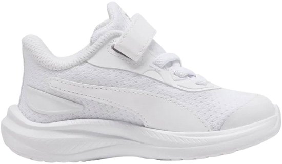 Witte kindersportschoen van Puma met klittenbandsluiting, veters en gestreept logo op de zijkant.